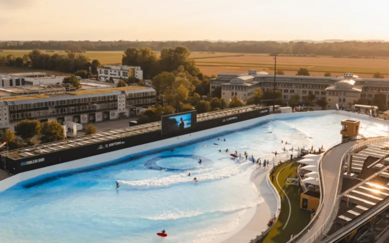 Artificial wave pool with surfers