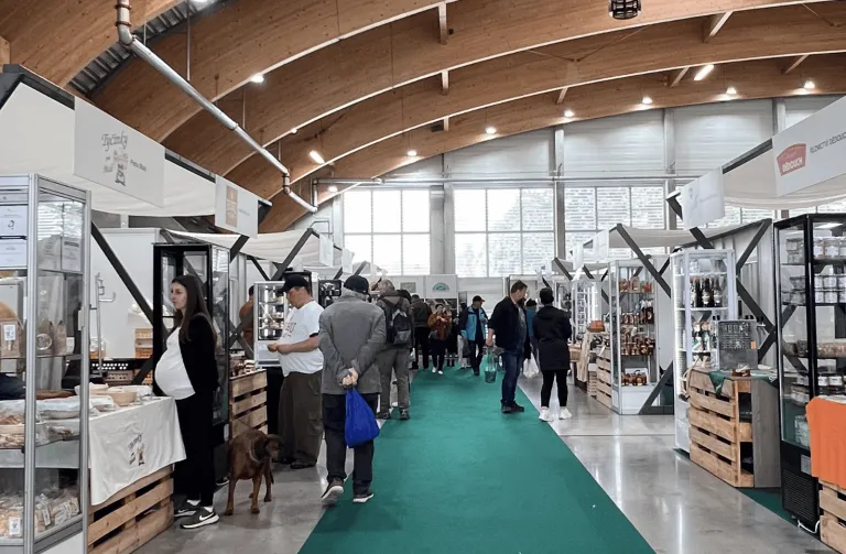 Vnitřní trh s stánky prodávajícími různé potraviny.