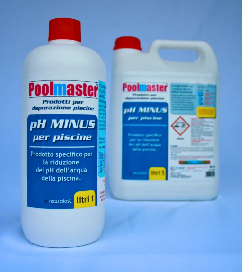 Dvě lahve chemikálií pro úpravu pH vody v bazénu.