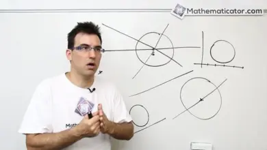 Muž před tabulí kreslí geometrické tvary pro výuku matematiky.