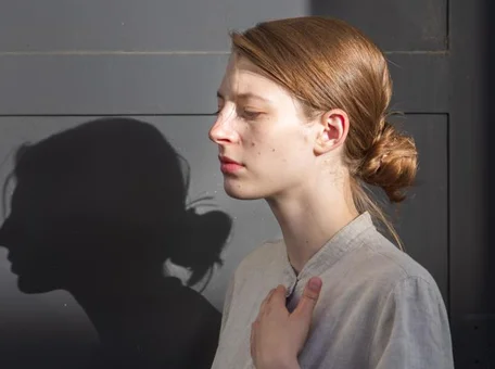 Žena s stínem představujícím její vnitřní svět pro článek o seberozvoji.