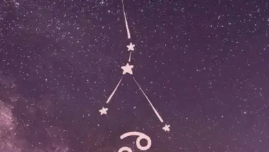 Zodiakální znamení Rak s konstelací na pozadí hvězdné oblohy.