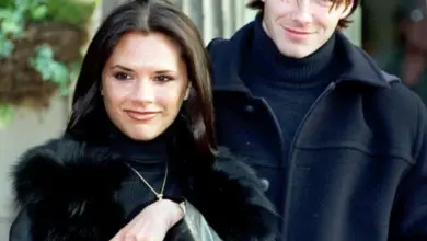 David a Victoria Beckham stojí vedle sebe venku.
