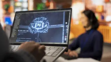 Laptop s kódem na displeji v kanceláři