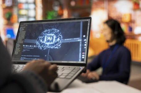 Laptop s kódem na displeji v kanceláři