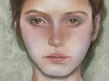 Portrét ženy s vážným výrazem pro článek o femme fatale.