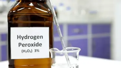 Fialová lahvička s vodíkem peroxidem v laboratoři
