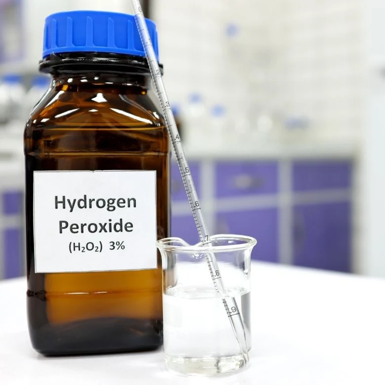 Fialová lahvička s vodíkem peroxidem v laboratoři