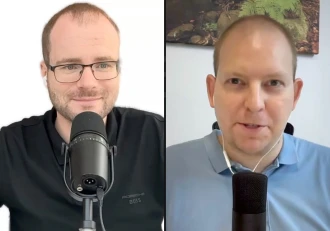 Dva muži v rozděleném videu s mikrofony.