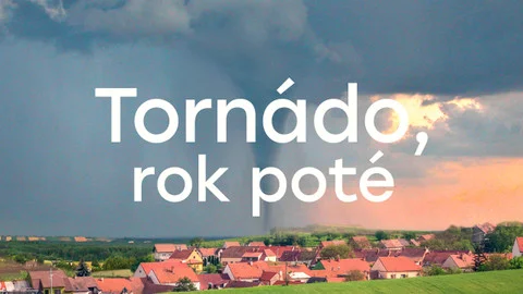 Vichr s tornádem nad vesnicí po bouřce