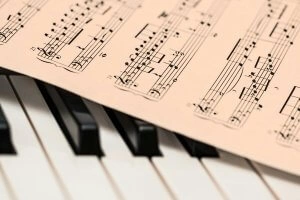 Pianist hraje klasickou hudbu na klavíru.