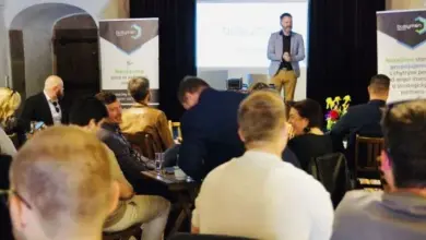 Muž prezentuje značku busymark na konferenci pro startupy.