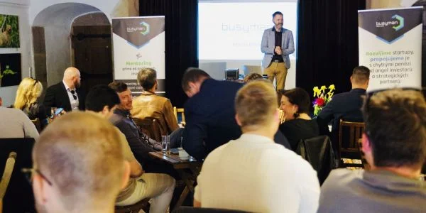 Muž prezentuje značku busymark na konferenci pro startupy.