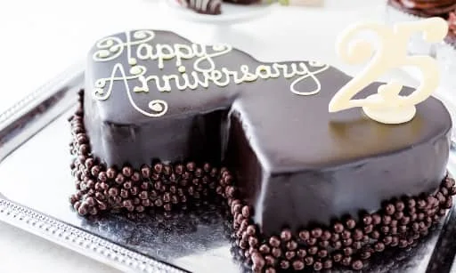 Čokoládový dort s nápisem Happy Anniversary a číslem 25.