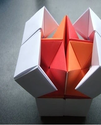 Hotový origami krabice z papíru nebo lepenky s barevnými detaily.