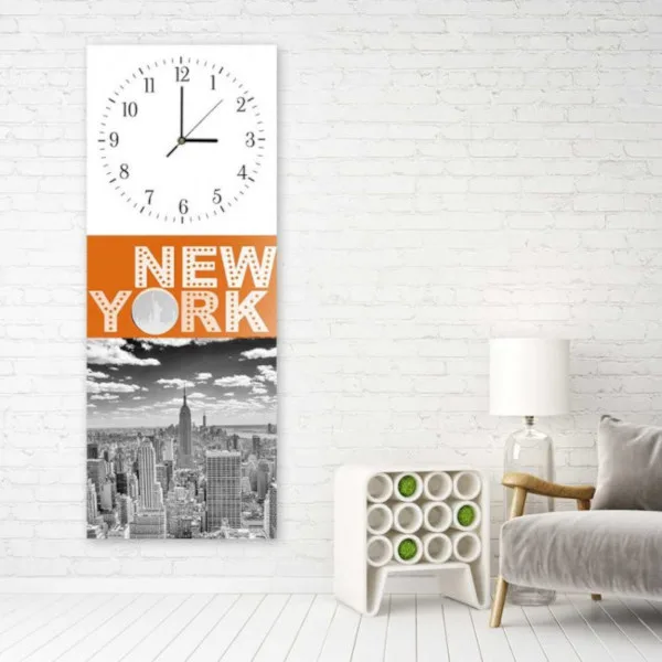 Hodiny s motivem New Yorku na bílé cihlové zdi v interiéru