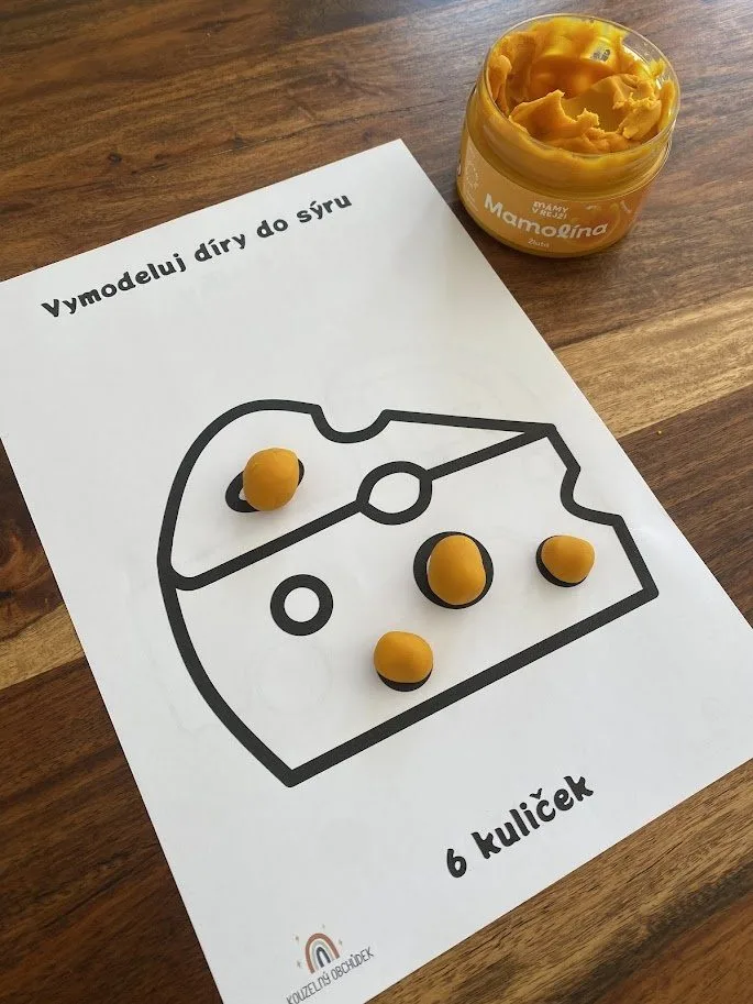 Dětská činnost s těstem do tvaru díry ve sýru pro jednoleté dítě