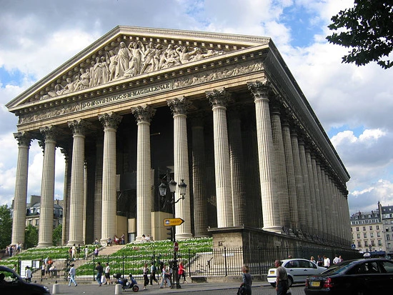 Panthéon v Paříži ukazuje empírový styl s řadou sloupů.