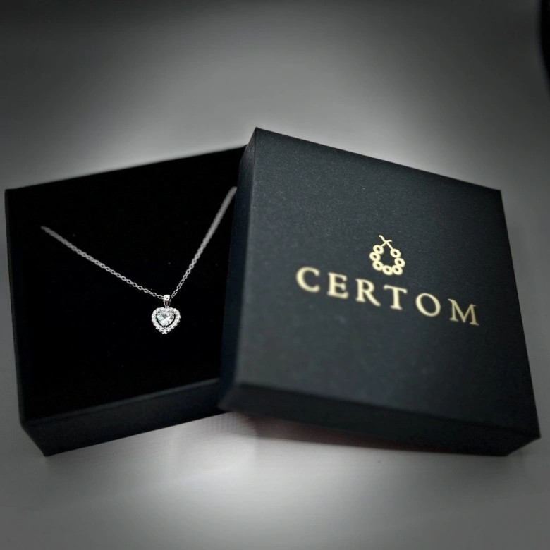 Stříbrný náhrdelník s diamantem v černé krabičce značky CERTOM.