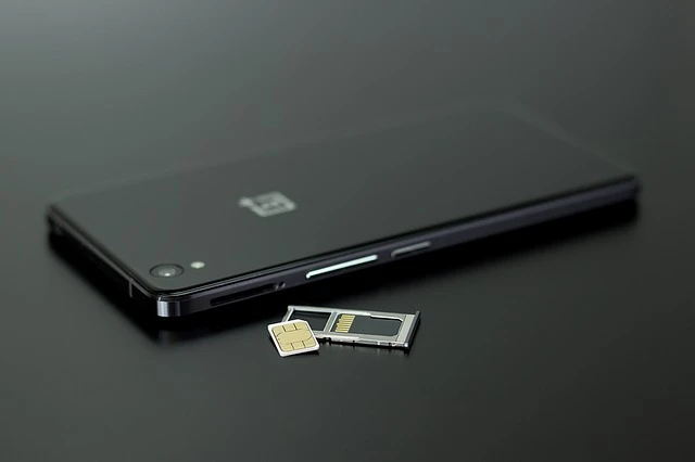 Černý chytrý telefon s vyjmutým držákem pro karty SIM