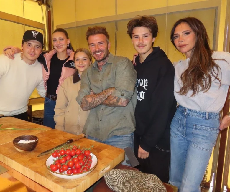 David Beckham s rodinou se svými čtyřmi syny v kuchyni.