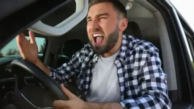 Zlostný muž řídící auto v autě