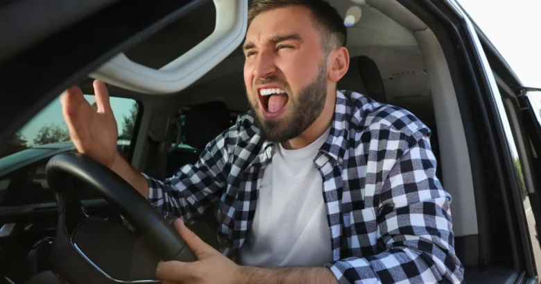 Zlostný muž řídící auto v autě