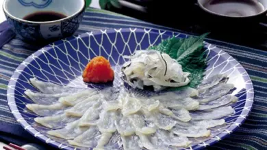 Japonské surové ryby na talíři s sezamem a zeleninou.
