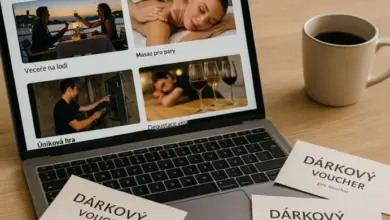Laptop s dárkovými poukazy pro originální zážitky na stole.