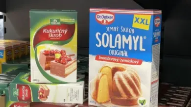Dva balíčky škrobu – kukuřičného a bramborového – na polici v obchodě.