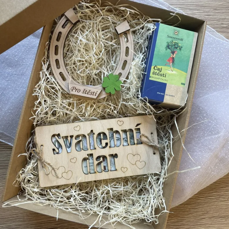 Dřevěný svatební dárek s kůňskými obouváním a čajem v krabičce.