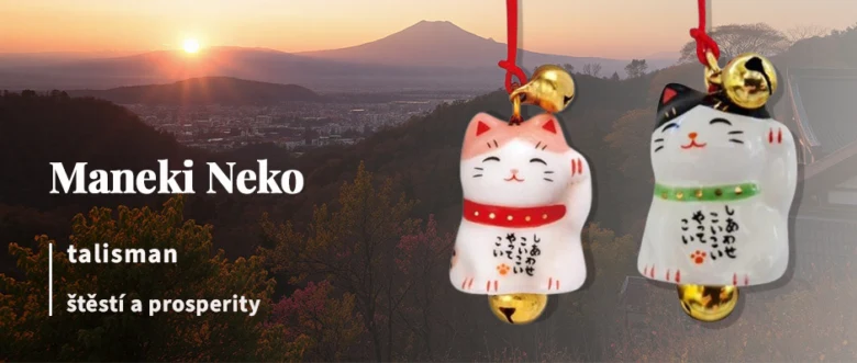 Dva japonské štěstí kočky visící před západem slunce.