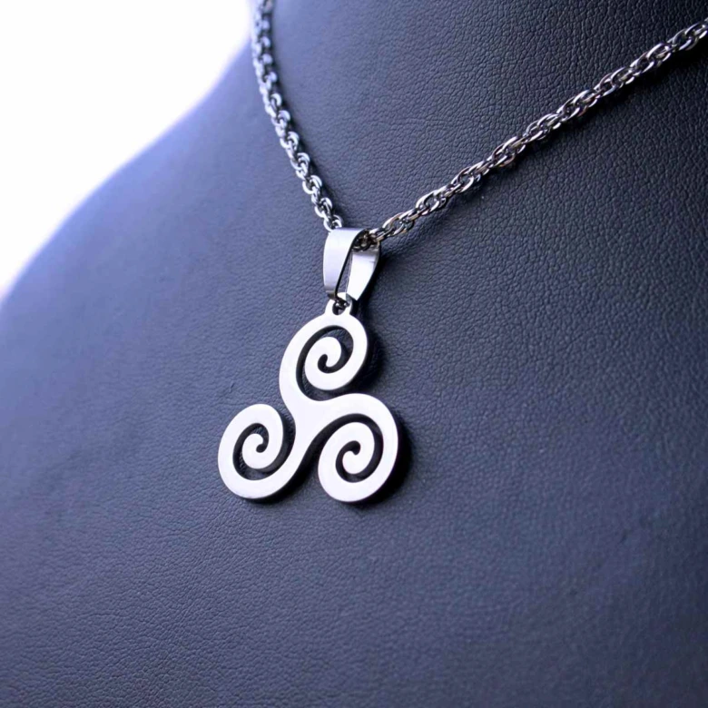 Stříbrný keltský symbol triketry na řetězu jako amulet.