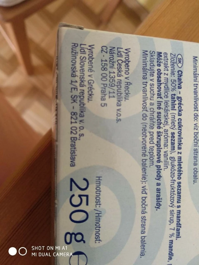 Složení chalvy z mletého sezamu s mandlemi na obalu.