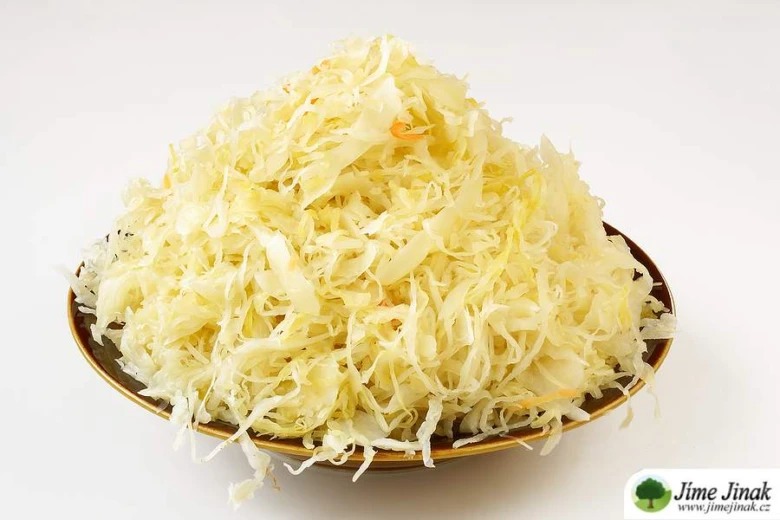 Nadrobně nakrájené kysané zelí v misce.