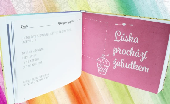 Otevřená kniha s českým nápisem o lásce a ilustrací dortíku