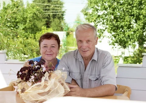Elderly couple with flowers