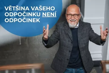 Muž v obleku s českým nápisem o odpočinku.