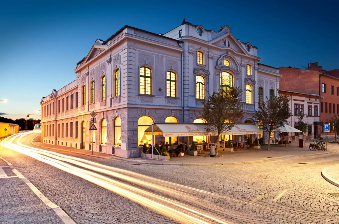 Exteriér luxusního čtyřhvězdičkového hotelu s restaurací v době soumraku.