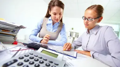 Dvě ženy pracují s účetními dokumenty v kanceláři.