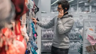 Muž nakupuje dámské prádlo v obchodě.