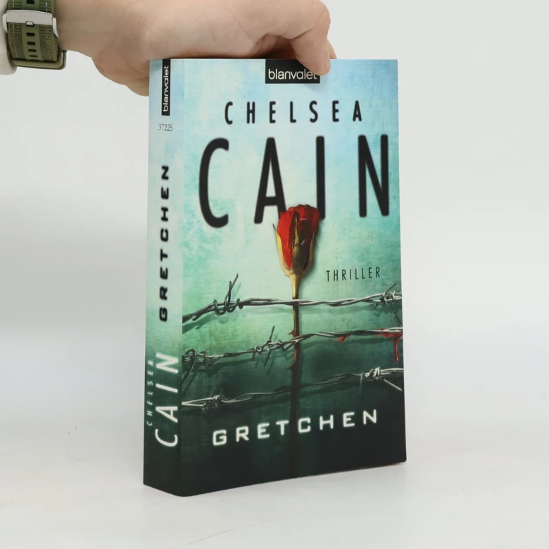 Ruka drží knihu psychologický thriller s názvem Cain od autorky Chelsea Gretchen.