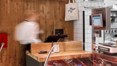 Vitrina s masem v obchodě ukazuje různé druhy masa na prodej.