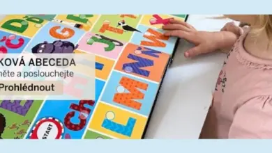 Dítě čte interaktivní českou abecedu na stole