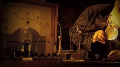 Fyzikální experiment s kmitajícím zvukovým páčkem pro demonstraci rezonance.