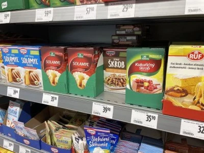 Polky s bramborovým a kukuřičným škrobem v obchodě.