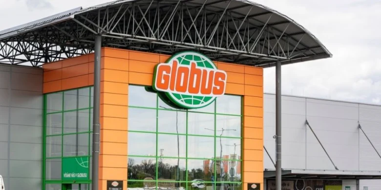 Vstup do obchodu Globus s velkým logem na oranžové fasádě.