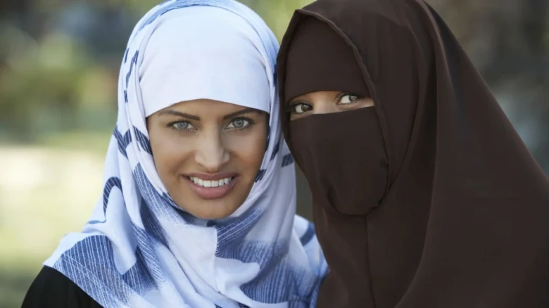 Dvě arabské ženy v tradičních pokrývkách hlavy.
