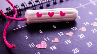Tampon s srdíčky na kalendáři menstruace