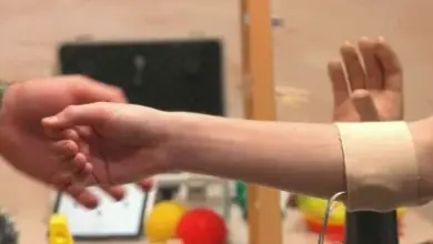 Příprava paže na odběr krve nebo injekci v lékařském prostředí.